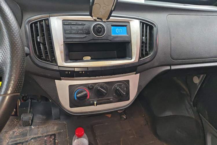 Used Dongfeng Xiaokang D52 2019 1.5L Base Version with Rear Dual Wheels China V Emission Standard DK15 Audio And AC Panel