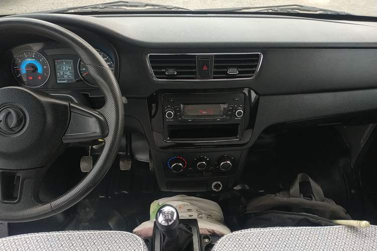 Used Dongfeng Xiaokang D52 2019 1.5L Revised Base Version with Dual Rear Wheels National Emission Standard VI DK15 Audio And AC Panel