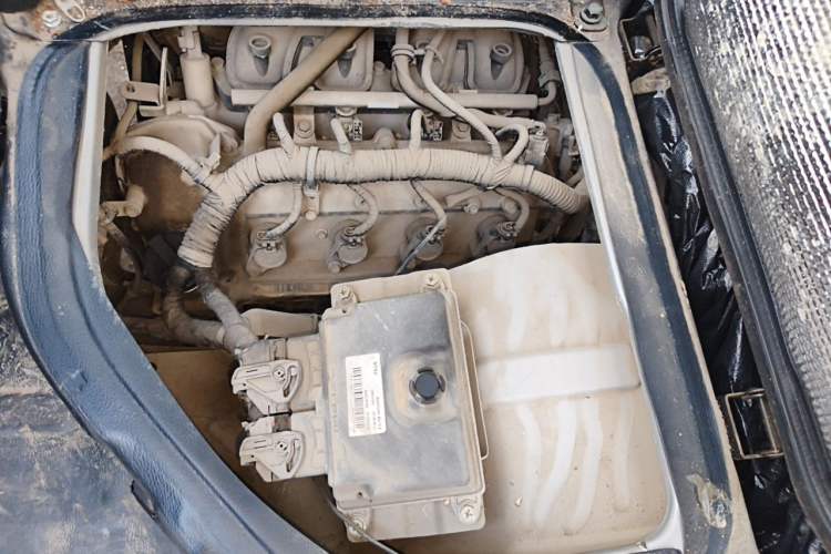 Used Dongfeng Xiaokang D52 2019 1.5L Revised Base Version with Dual Rear Wheels National Emission Standard VI DK15 Engine Bay
