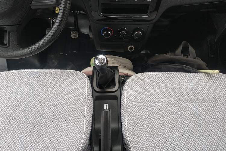 Used Dongfeng Xiaokang D52 2019 1.5L Revised Base Version with Dual Rear Wheels National Emission Standard VI DK15 Gear Lever