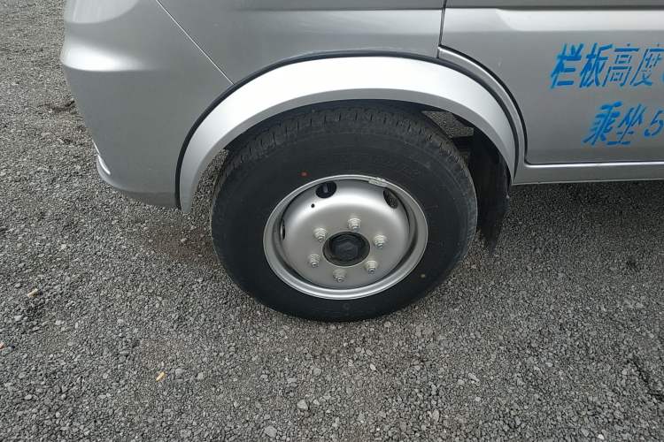 Used Dongfeng Xiaokang D52 2019 1.5L Revised Base Version with Dual Rear Wheels National Emission Standard VI DK15 Left Front Wheel Hub