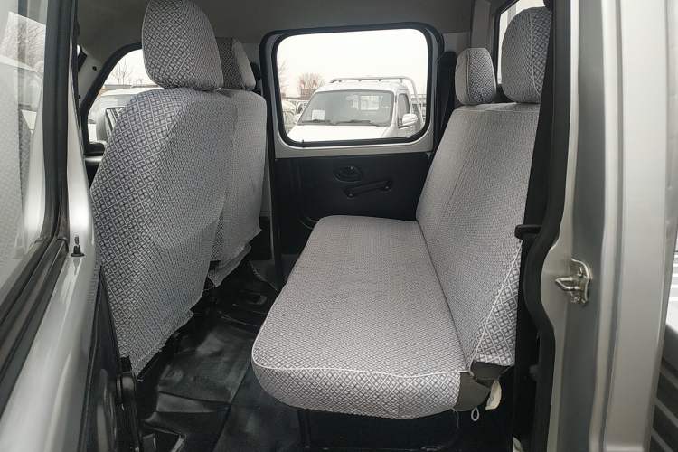 Used Dongfeng Xiaokang D52 2019 1.5L Revised Base Version with Dual Rear Wheels National Emission Standard VI DK15 Left Rear Seat