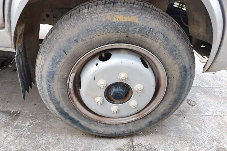 Used Dongfeng Xiaokang D52 2019 1.5L Revised Base Version with Dual Rear Wheels National Emission Standard VI DK15 Right Front Wheel Hub