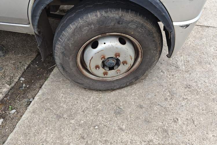 Used Dongfeng Xiaokang D52 2019 1.5L Base Version with Rear Dual Wheels China V Emission Standard DK15 Right Front Wheel Hub