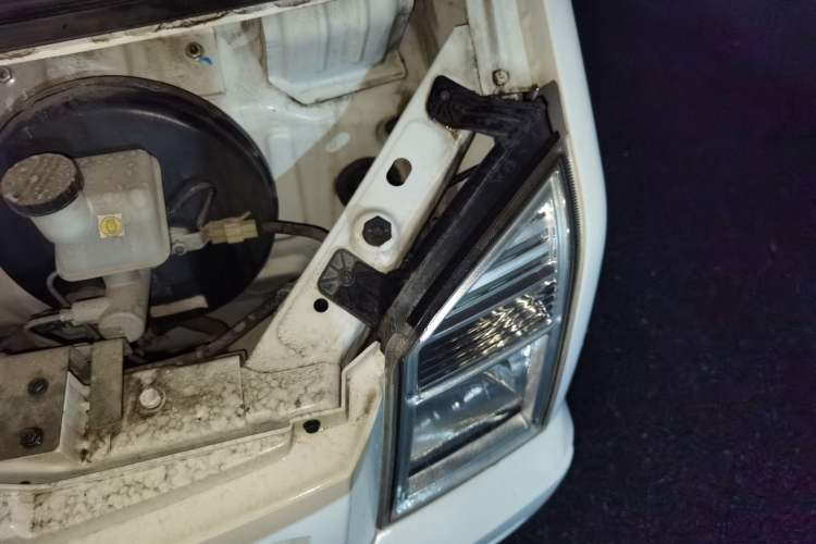 Used Dongfeng Xiaokang EC36 2017 Base Model Engine Bay Left