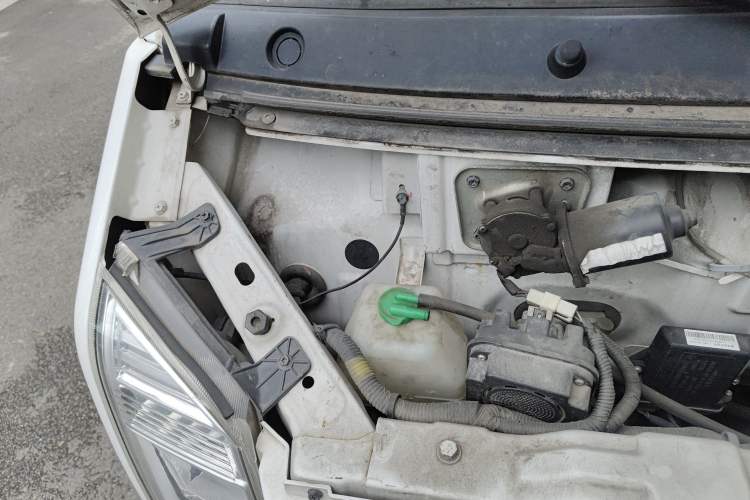 Used Dongfeng Xiaokang EC36 2018 Standard-Model Sandton Battery Engine Bay Right