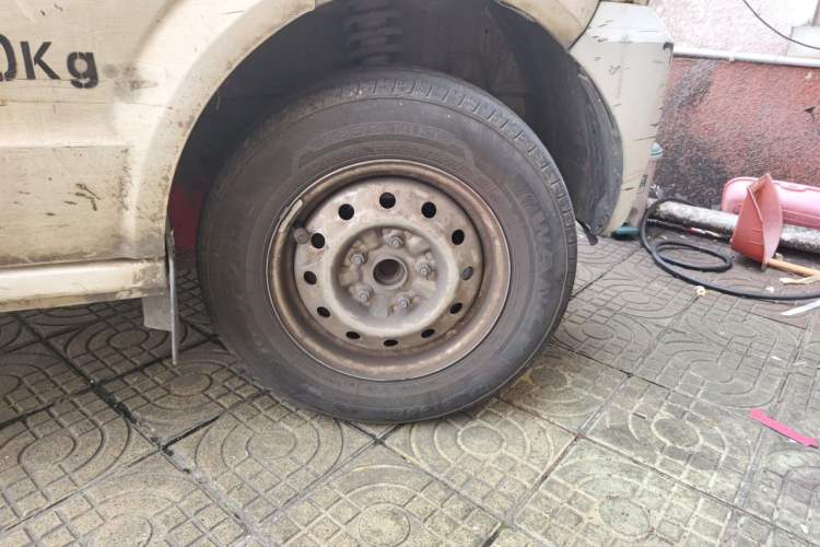 Used Dongfeng Xiaokang EC36 2018 Standard Model Camel Battery Right Front Wheel Hub
