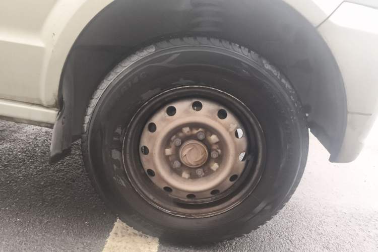 Used Dongfeng Xiaokang EC36 2021 Standard Model Guoxuan Hi-Tech Battery Right Front Wheel Hub