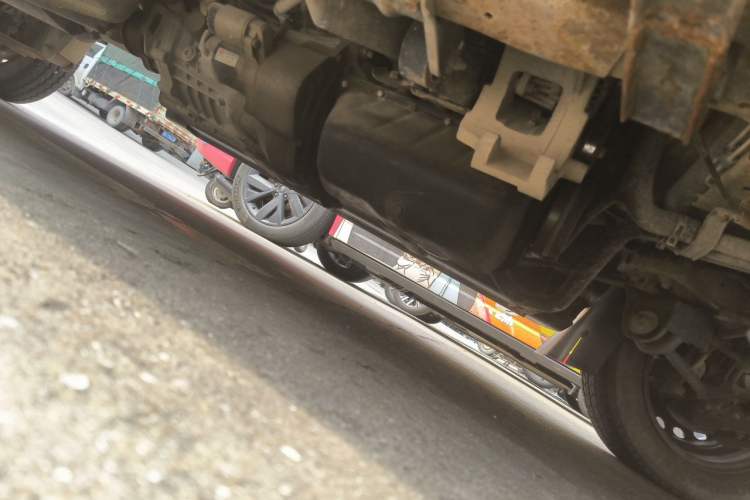 Used Dongfeng Xiaokang K02 2015 1.1L 2.0m Corrugated Cargo Box AF11-05 Chassis Front Right