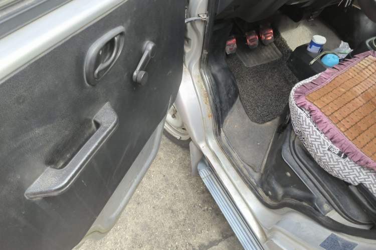 Used Dongfeng Xiaokang K02 2015 1.1L 2.0m Corrugated Cargo Box AF11-05 Driver Seat