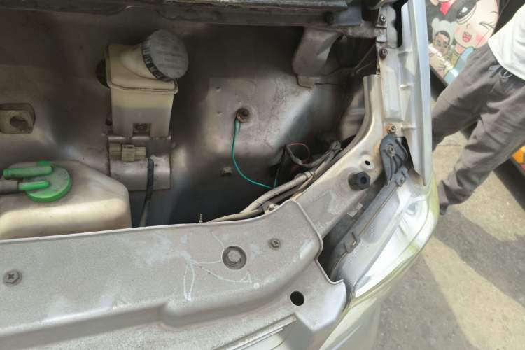 Used Dongfeng Xiaokang K02 2015 1.1L 2.0m Corrugated Cargo Box AF11-05 Engine Bay Left
