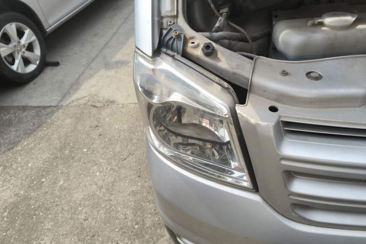 Used Dongfeng Xiaokang K02 2015 1.1L 2.0m Corrugated Cargo Box AF11-05 Right Front Headlight