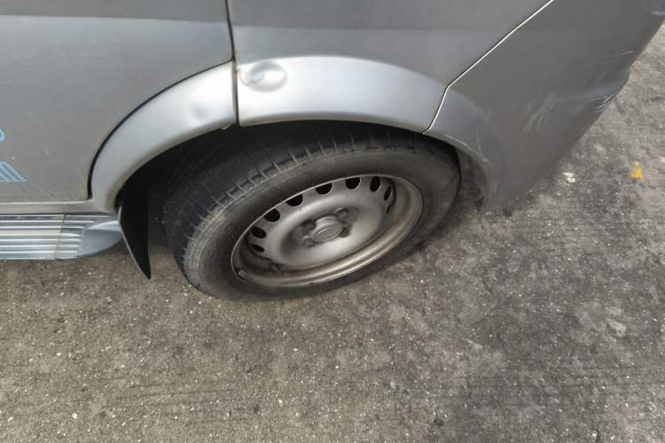Used Dongfeng Xiaokang K02 2015 1.1L 2.0m Corrugated Cargo Box AF11-05 Right Front Wheel Hub