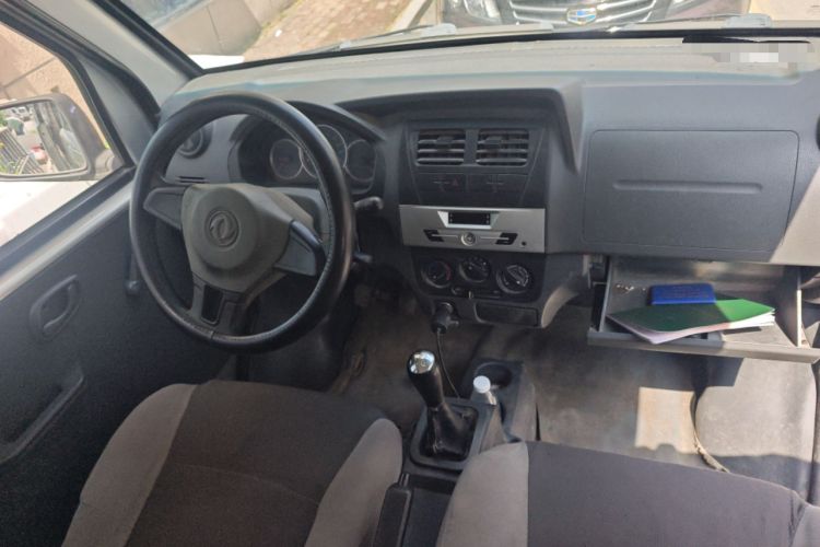 Used Dongfeng Xiaokang K05S 2016 1.2L Practical Version DK12-10 Center Console