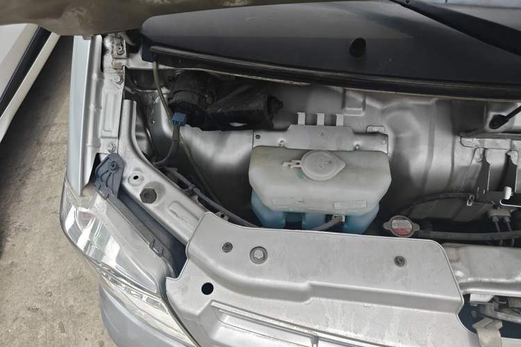 Used Dongfeng Xiaokang K05S 2019 1.2L Practical Version China VI Standard DK12 Engine Bay Right
