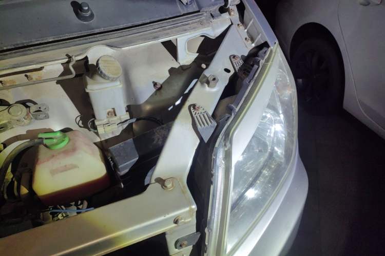 Used Dongfeng Xiaokang K07II 2013 1.0L Base Model CNG Engine Bay Left