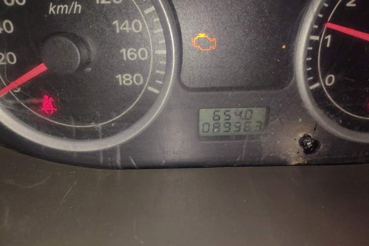 Used Dongfeng Xiaokang K07II 2013 1.0L Base Model CNG Odometer Close Up