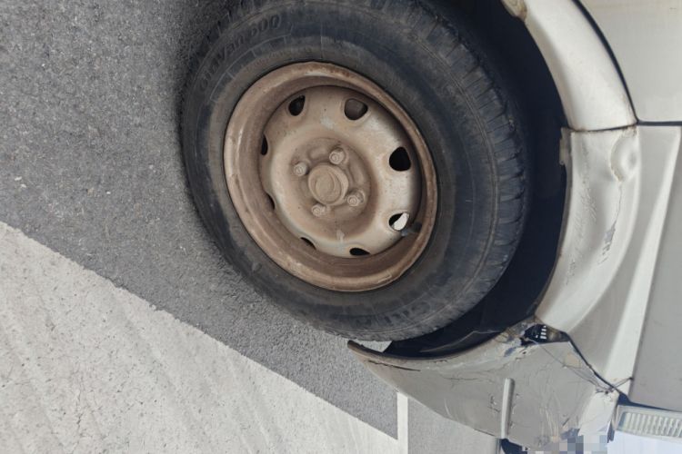 Used Dongfeng Xiaokang K17 2009 1.0L Base Version AF10-06 Right Front Wheel Hub