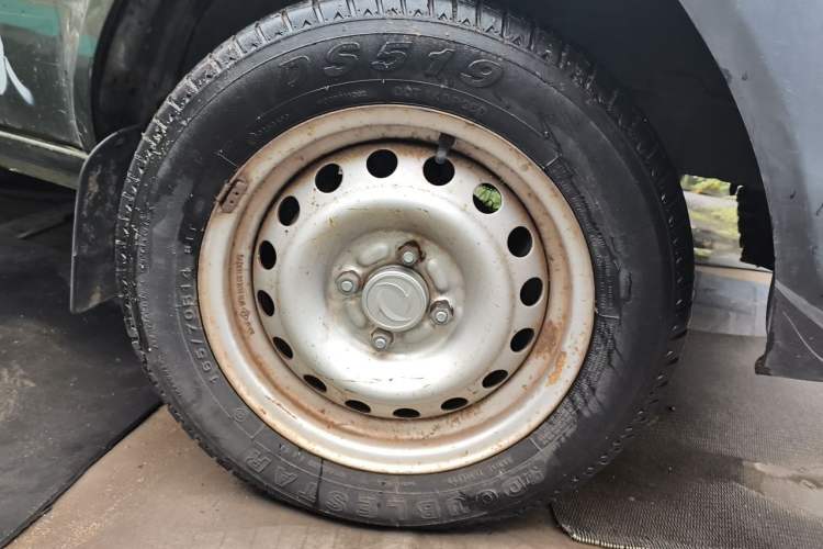 Used Dongfeng Xiaokang V27  Right Front Wheel Hub