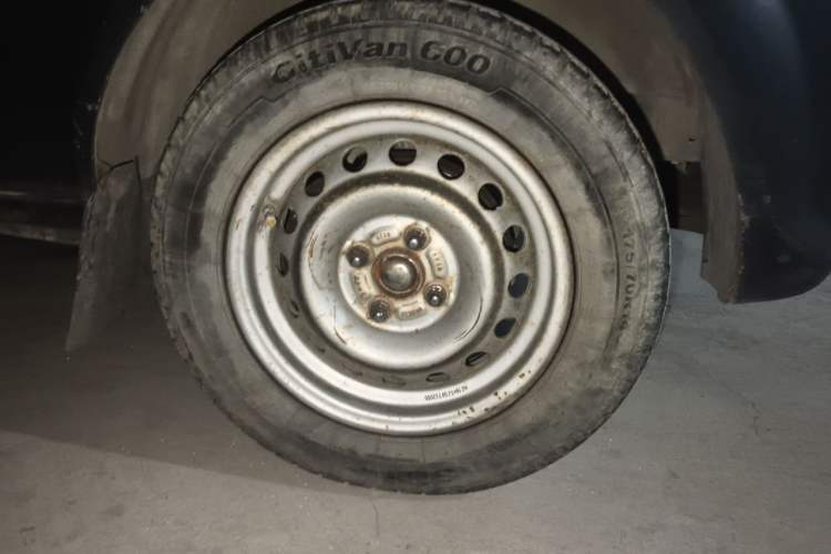 Used Dongfeng Xiaokang V29 2012 1.4L Luxury Version DK13-06 Right Front Wheel Hub