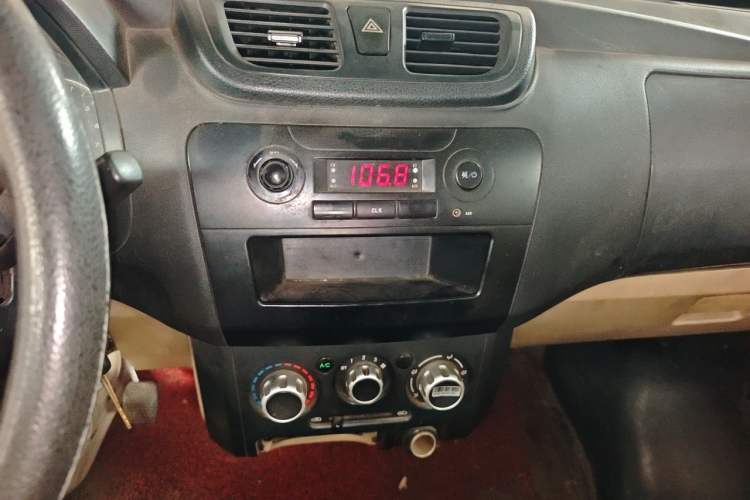 Used Dongfeng Xiaokang V29 2012 1.2L Standard Version Audio And AC Panel