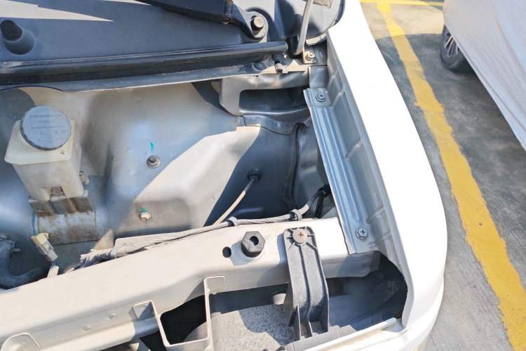 Used Dongfeng Xiaokang V29 2012 1.2L Standard Version Engine Bay Left