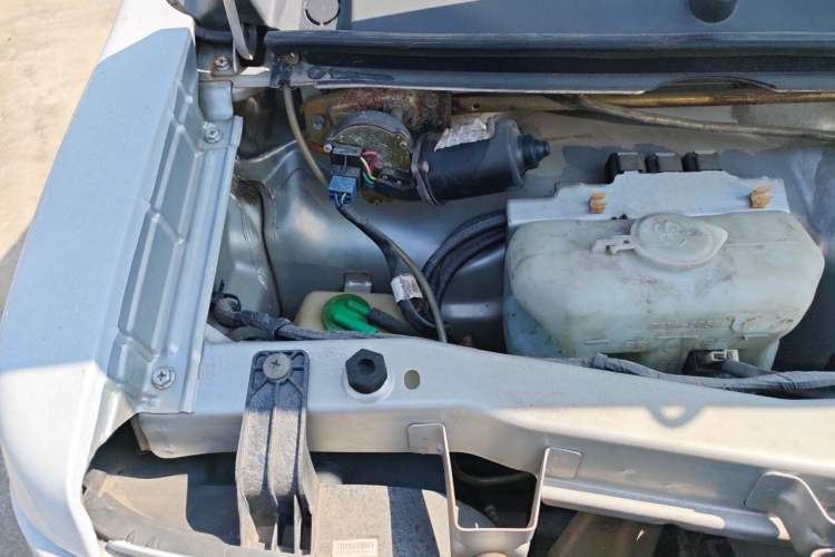 Used Dongfeng Xiaokang V29 2012 1.2L Standard Version Engine Bay Right