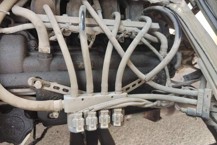 Used Dongfeng Xiaokang V29 2012 1.2L Standard Version Engine Bay Left