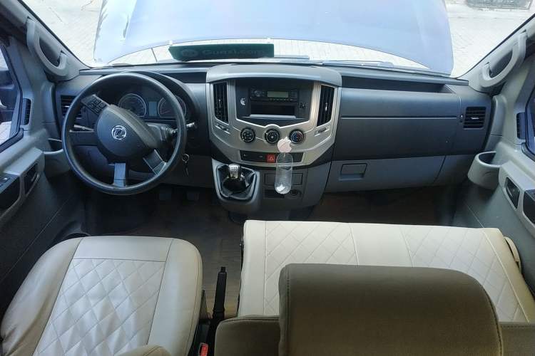 Used Dongfeng Yufeng 2016 2.5T Lingyun Edition Yulibao Long Wheelbase High-Roof National V ZD25 Center Console