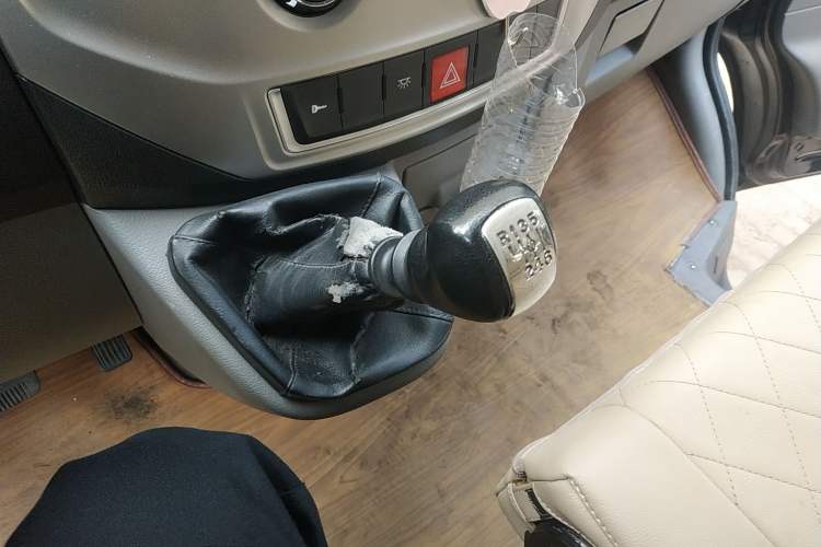 Used Dongfeng Yufeng 2016 2.5T Lingyun Edition Yulibao Long Wheelbase High-Roof National V ZD25 Gear Lever
