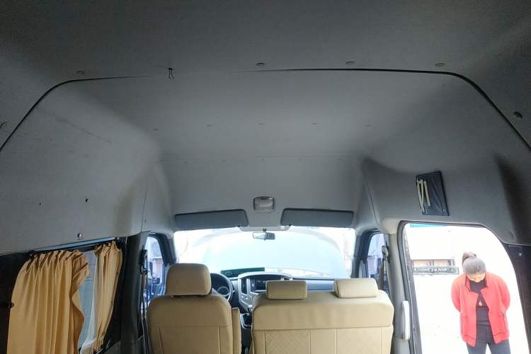 Used Dongfeng Yufeng 2016 2.5T Lingyun Edition Yulibao Long Wheelbase High-Roof National V ZD25 Headliner