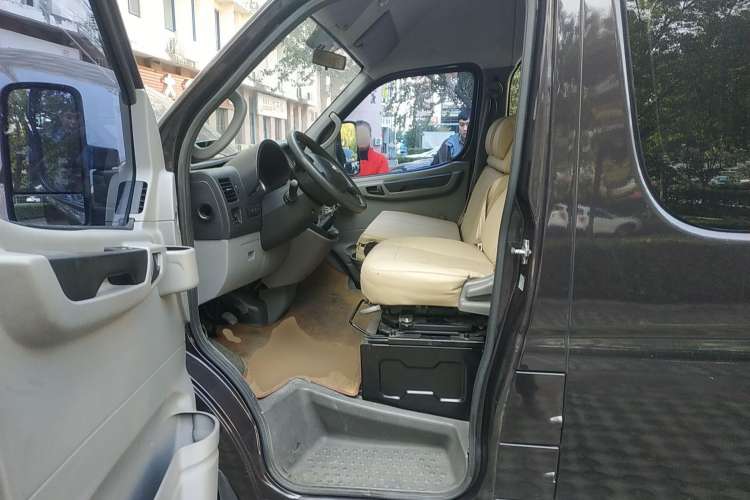 Used Dongfeng Yufeng 2016 2.5T Lingyun Edition Yulibao Long Wheelbase High-Roof National V ZD25 Left Front Seat