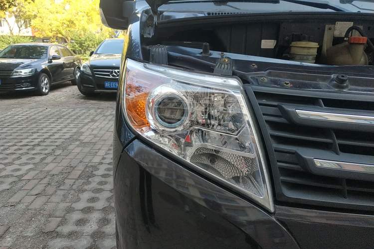 Used Dongfeng Yufeng 2016 2.5T Lingyun Edition Yulibao Long Wheelbase High-Roof National V ZD25 Right Front Headlight