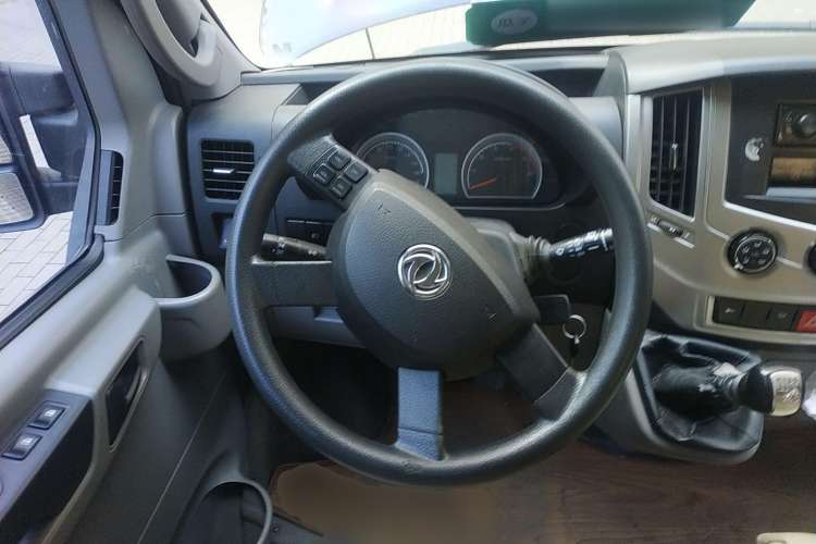 Used Dongfeng Yufeng 2016 2.5T Lingyun Edition Yulibao Long Wheelbase High-Roof National V ZD25 Steering Wheel