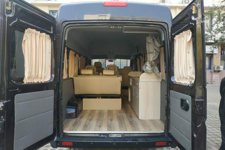 Used Dongfeng Yufeng 2016 2.5T Lingyun Edition Yulibao Long Wheelbase High-Roof National V ZD25 Trunk