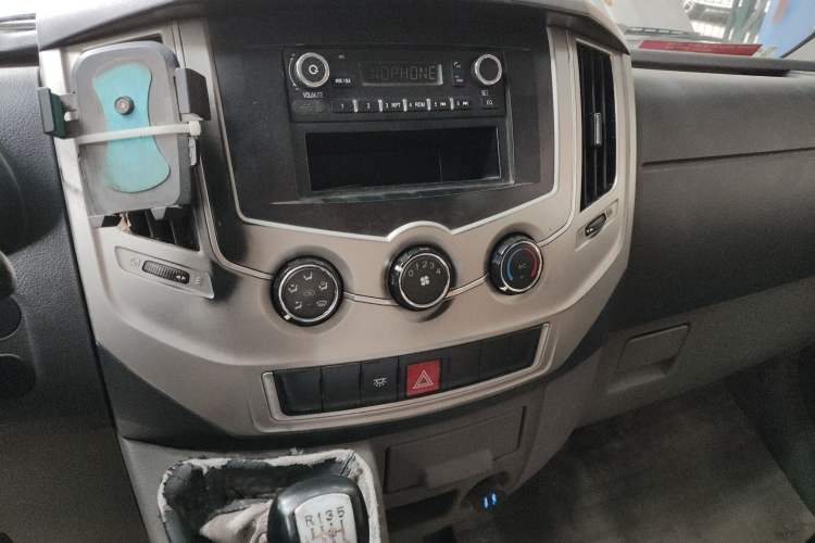 Used Dongfeng Yufeng 2018 2.3TA100 Standard Edition Logistics Vehicle Short Wheelbase Mid-Roof Design 5-9 Seater Powered by WP2.3 Audio And AC Panel