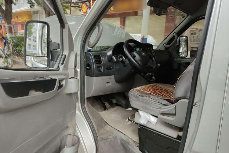 Used Dongfeng Yufeng 2018 2.3TA100 Standard Edition Logistics Vehicle Short Wheelbase Mid-Roof Design 5-9 Seater Powered by WP2.3 Driver Seat