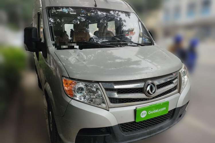 Used Dongfeng Yufeng 2018 2.3TA100 Standard Edition Logistics Vehicle Short Wheelbase Mid-Roof Design 5-9 Seater Powered by WP2.3 Front Right 45 Deg