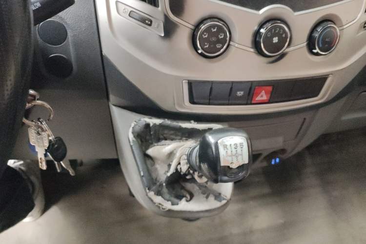 Used Dongfeng Yufeng 2018 2.3TA100 Standard Edition Logistics Vehicle Short Wheelbase Mid-Roof Design 5-9 Seater Powered by WP2.3 Gear Lever