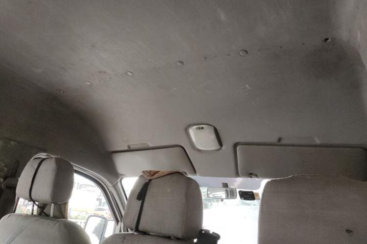 Used Dongfeng Yufeng 2018 2.3TA100 Standard Edition Logistics Vehicle Short Wheelbase Mid-Roof Design 5-9 Seater Powered by WP2.3 Headliner