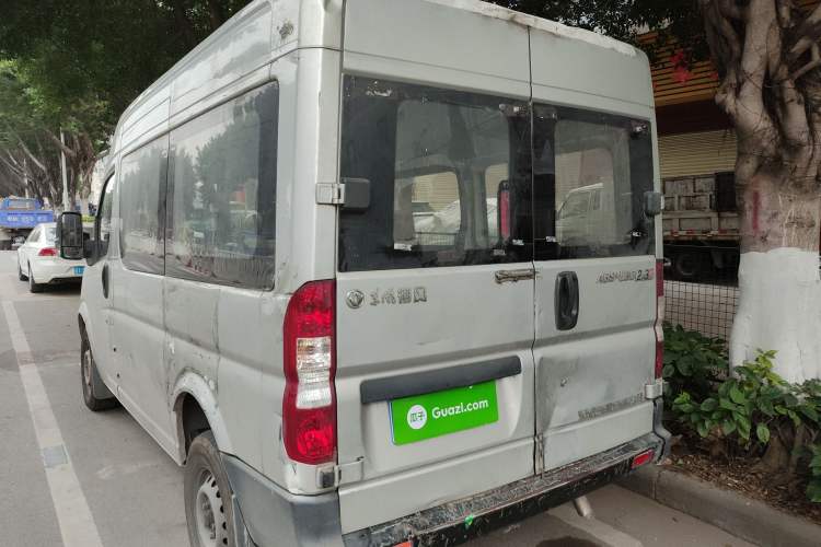 Used Dongfeng Yufeng 2018 2.3TA100 Standard Edition Logistics Vehicle Short Wheelbase Mid-Roof Design 5-9 Seater Powered by WP2.3 Rear Left 45 Deg