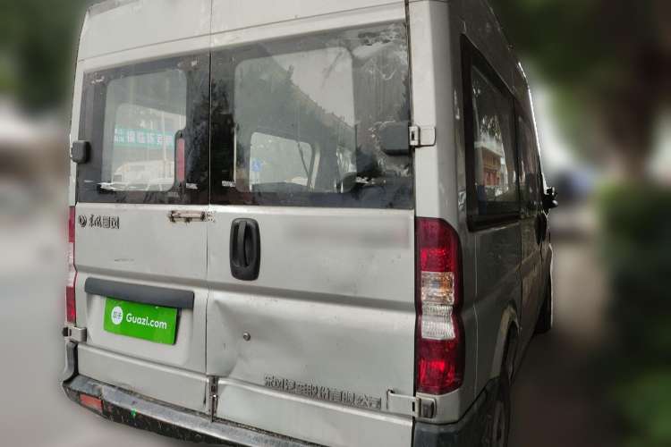 Used Dongfeng Yufeng 2018 2.3TA100 Standard Edition Logistics Vehicle Short Wheelbase Mid-Roof Design 5-9 Seater Powered by WP2.3 Rear Right 45 Deg