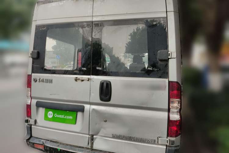 Used Dongfeng Yufeng 2018 2.3TA100 Standard Edition Logistics Vehicle Short Wheelbase Mid-Roof Design 5-9 Seater Powered by WP2.3 Rear