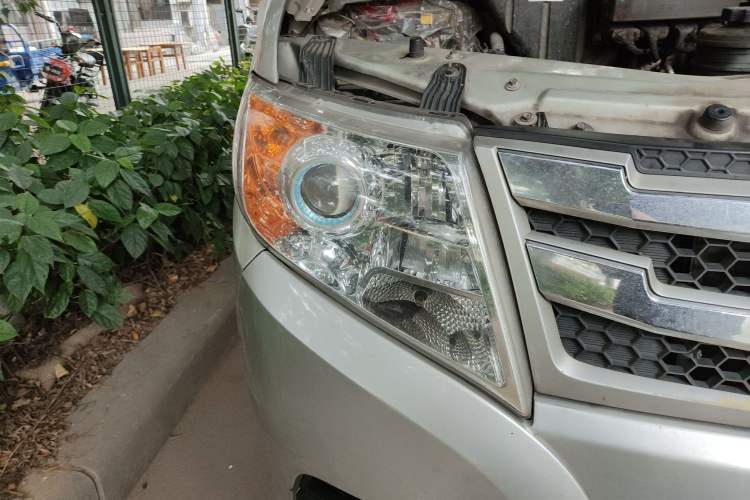 Used Dongfeng Yufeng 2018 2.3TA100 Standard Edition Logistics Vehicle Short Wheelbase Mid-Roof Design 5-9 Seater Powered by WP2.3 Right Front Headlight
