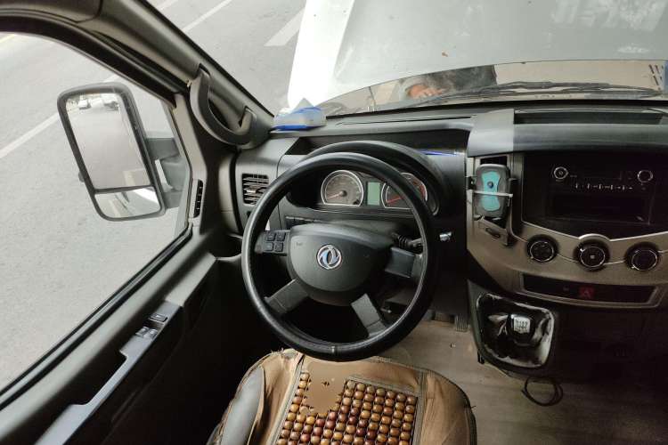 Used Dongfeng Yufeng 2018 2.3TA100 Standard Edition Logistics Vehicle Short Wheelbase Mid-Roof Design 5-9 Seater Powered by WP2.3 Steering Wheel