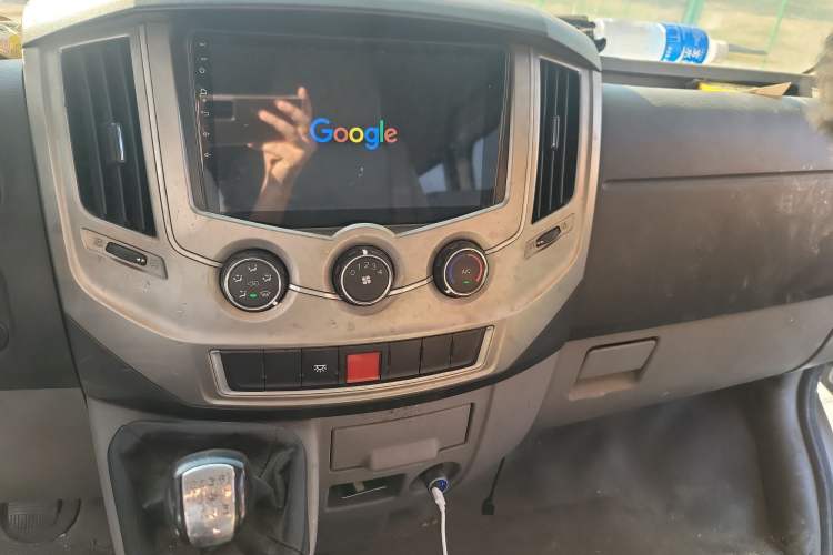 Used Dongfeng Yufeng 2020 2.3T Economy Logistics Vehicle Long Wheelbase Mid-Roof Design 5-9 Seater WP2.3 Audio And AC Panel