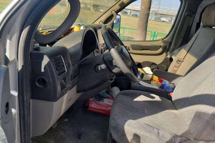 Used Dongfeng Yufeng 2020 2.3T Economy Logistics Vehicle Long Wheelbase Mid-Roof Design 5-9 Seater WP2.3 Driver Seat