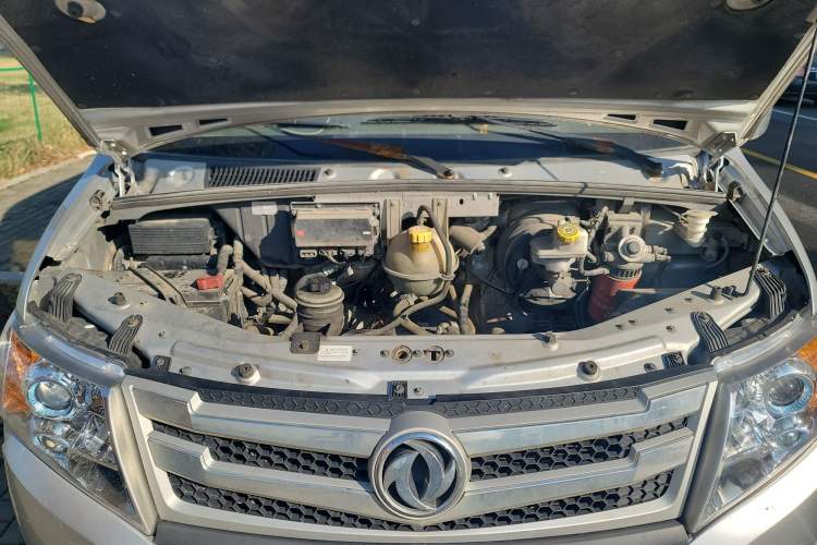 Used Dongfeng Yufeng 2020 2.3T Economy Logistics Vehicle Long Wheelbase Mid-Roof Design 5-9 Seater WP2.3 Engine Bay