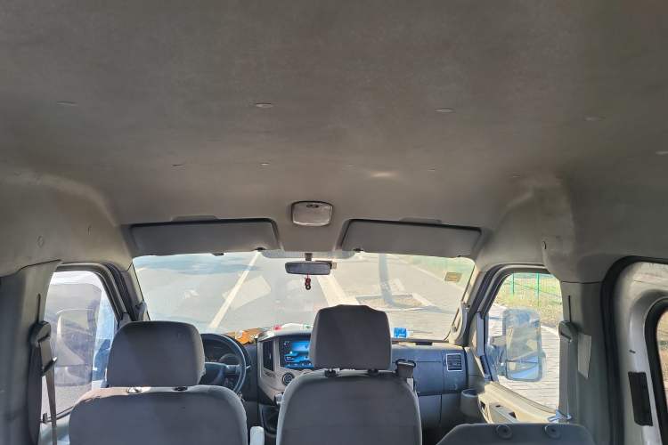 Used Dongfeng Yufeng 2020 2.3T Economy Logistics Vehicle Long Wheelbase Mid-Roof Design 5-9 Seater WP2.3 Headliner