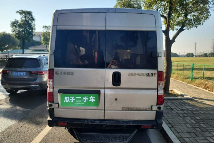 Used Dongfeng Yufeng 2020 2.3T Economy Logistics Vehicle Long Wheelbase Mid-Roof Design 5-9 Seater WP2.3 Rear